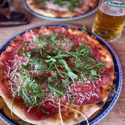 Ristorante Andrea - Pizza mit Carpaccio, Parmesan und Rucola.