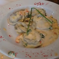 La Provision - Sorrentinos negros  de salmón con salsa de camarones.