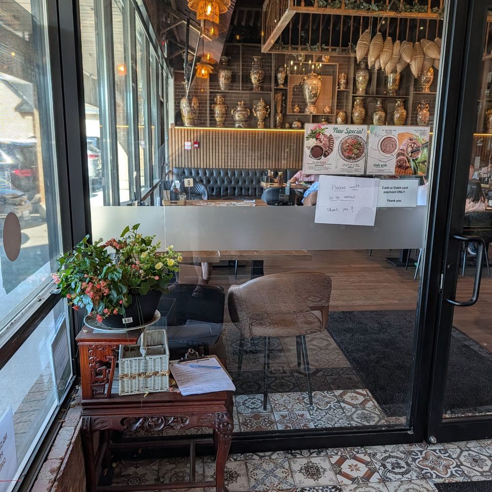 Linh Anh - Between two drops. Wait to be seated. Cash and debit cards are accepted payment methods. - Vietnamese Near Me - Unionville, Ontario