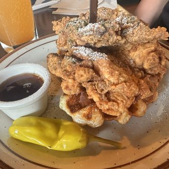 Café Etoile - Chicken and Croffle Said to be the most popular item here - French Near Me - Berkeley, California Café Etoile - Chicken and Croffle Said to be the most popular item here - French Near Me - Berkeley, California