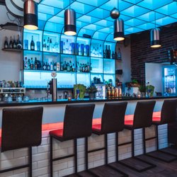 TITAN  Lounge - Nimm Platz an der Bar.