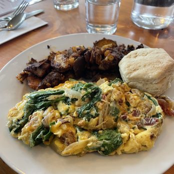 Poach 503 - Country Scramble with potatoes and a biscuit - Breakfast & Brunch Near Me - Manzanita, Oregon