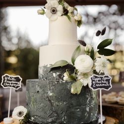 Dreamin' Desserts - 3-tiered wedding cake with fresh florals.