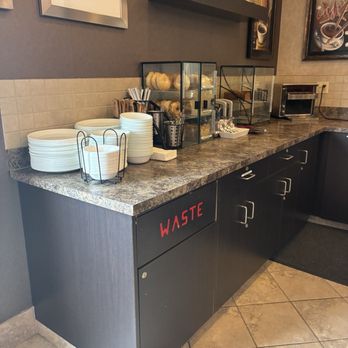 Ramada by Wyndham Stettler - Breakfast area - Hotels Near Me - Stettler, Alberta