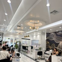 A La Mode Nail Spa & Lounge