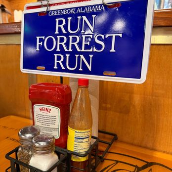 Bubba Gump Shrimp - Service sign on table, blue = no help needed, red = service please - Seafood Near Me - Long Beach, California