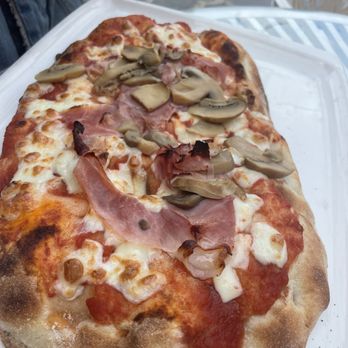 Il Molo - Pizza con funghi and prosciutto / good, but Diavola was better - Bars Near Me - Varenna, LC