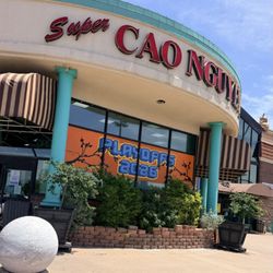 Super Cao Nguyen - Entrance
