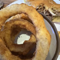 Good and crispy onion rings with burger chili, slaw and onions