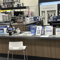Best Buy - Not an employee in sight!