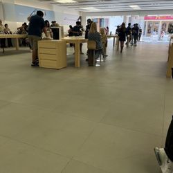 Apple - La Cantera - Crowd has subsided some since we got here an hour ago