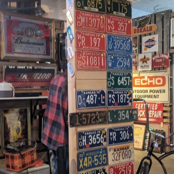 Quentin's BBQ & Sides - Nostalgia decor - Barbeque Near Me - Bonner Springs, Kansas