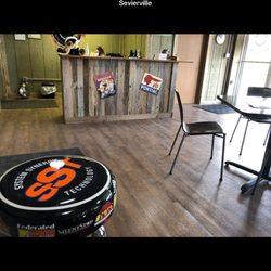 Smokey's Auto Repair - Take your choice of bar stools or chairs.