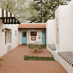 El Rey Court - Room walkway and lounge area