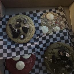 Cookies and cream, birthday cake, red velvet, matcha and crème Cookies and cream, birthday cake, red velvet, matcha and crème