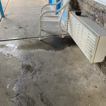 Commodore Resort - Water leaking from above and from every AC unit on the walkway to the rooms. - Hotels Near Me - Put-in-Bay, Ohio
