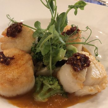 MW Restaurant - Bristol Bay scallops - New American Near Me - Honolulu, Hawaii
