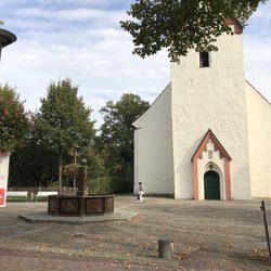 Menada - Blick direkt von meinem Sitzplatz aus! Die Kirche gegenüber und ein Springbrunnen.