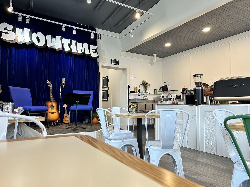 Showtime Studio and Coffee Logo