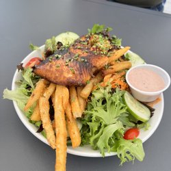 GG's Cafe - Salmon salad with fries