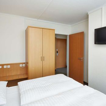 H+ Hotel Stade - Guest room - Hotels Near Me - Stade, NI