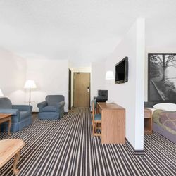 Super 8 by Wyndham Morris - Guest room