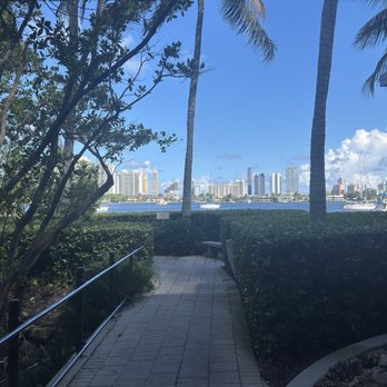 Houston's Restaurant - Walkway to back of restaurant - New American Near Me - North Miami Beach, Florida Houston's Restaurant - Walkway to back of restaurant - New American Near Me - North Miami Beach, Florida