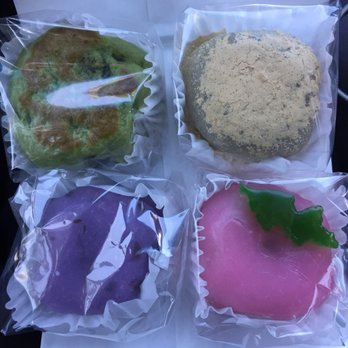 Osaka-Ya - Hikicha, mochi with white bean powder, Kiku (white bean paste inside) and Shiso (clockwise) - Desserts Near Me - Sacramento, California