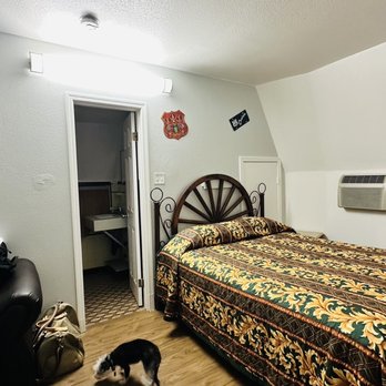 Wigwam Motel - Queen Size Room - Hotels Near Me - San Bernardino, California Wigwam Motel - Queen Size Room - Hotels Near Me - San Bernardino, California