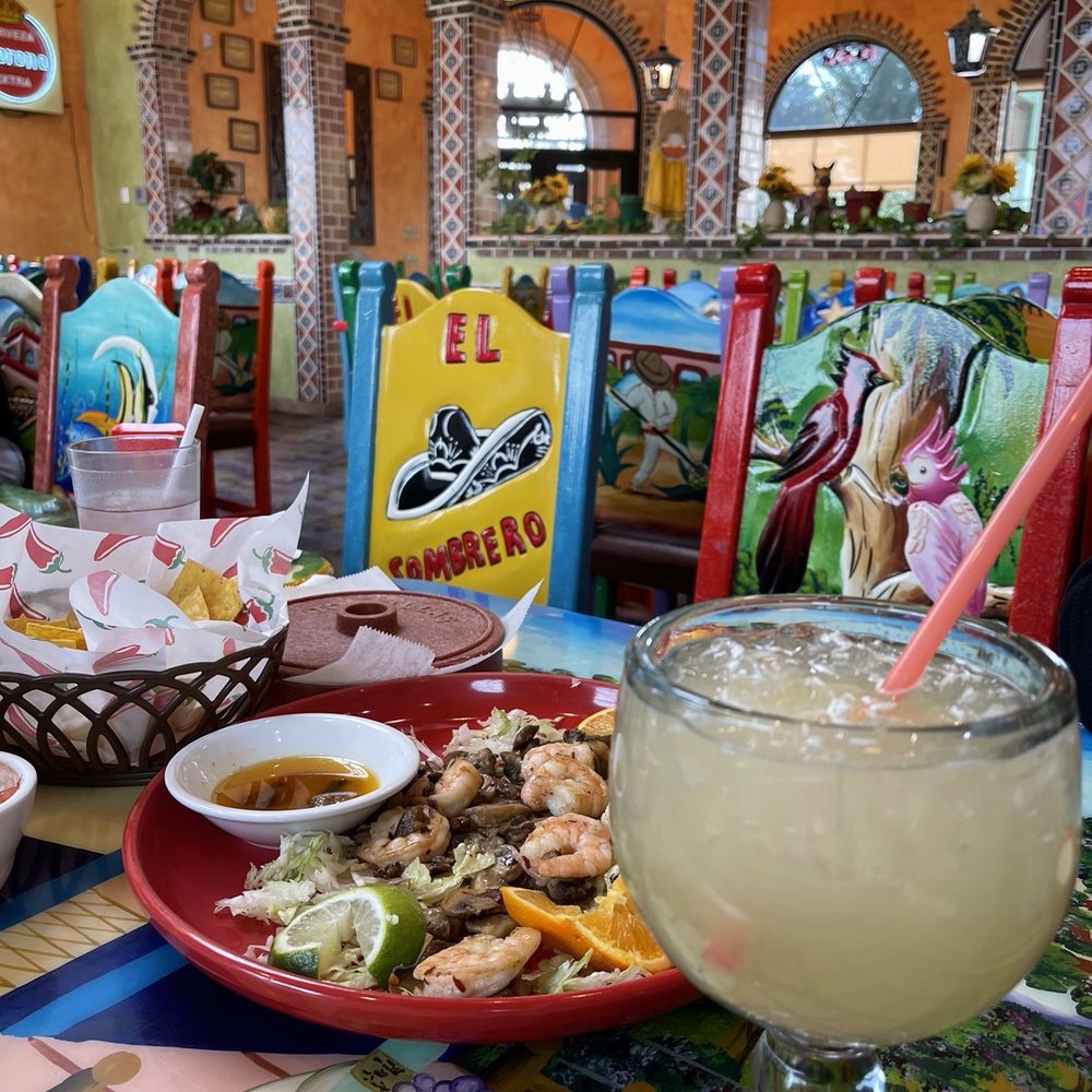 Delicious Margarita, chips salsa and grilled chicken/mushrooms.
