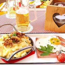 Zwutschkerl Alm - "Neuburger" - Fleischkäse mit Spiegelei u süßem Senf, als Beilage Käsespätzle