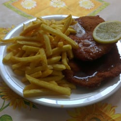 Der Klassiker "Riese mit Pommes" ist sehr gut und sehr günstig, für 4,90€