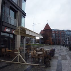Segafredo Zanetti - Na wprost baszta Łabędź i hotel Hilton.