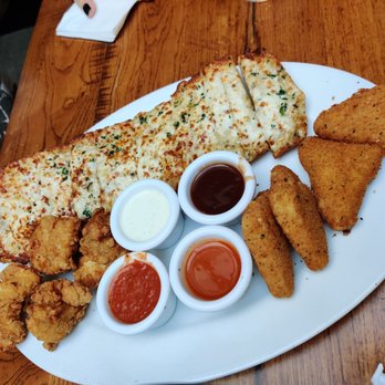 Giordano's - Sampler plate with mozzarella, chicken nuggets, and cheesebread - Pizza Near Me - Chicago, Illinois
