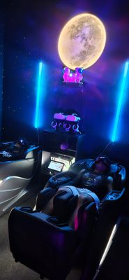 Hands Free Zero Gravity Massages - Massage Sessions — McKinney, TX
Float Beyond
Ordinary Rest
Our zero-gravity chairs recline to the neutral body position NASA engineered for astronauts at launch — distributing your weight evenly across the body, eliminating pressure on the spine, and allowing every muscle to fully surrender. Paired with a touchless massage system, the result is a level of deep, full-body relaxation that hands-on massage simply cannot replicate.
01
Spinal Decompression
The zero-gravity position removes gravitational load from the spine, relieving disc compression, nerve tension, and chronic back pain.
02
Enhanced Circulation
Elevating the legs above the heart improves blood and lymphatic flow throughout the entire body, reducing swelling and accelerating recovery.
03
Zero Muscle Guarding
Without a therapist's touch, the body never braces or tenses — allowing muscles to release completely and receive deeper, more consistent relief.
04
Cortisol Reduction
The combination of weightlessness and full-body pressure therapy lowers cortisol levels measurably, calming the nervous system and reducing stress at a hormonal level.
05
Consistent Full-Body Coverage
Touchless technology delivers precise, repeatable pressure across every zone of the body — no missed spots, no inconsistency, every single session.
06
Deeper Sleep & Recovery
Regular sessions increase delta wave activity and parasympathetic tone — the physiological state responsible for restorative sleep and accelerated tissue repair. Hands Free Zero Gravity Massages - Massage Sessions — McKinney, TX
Float Beyond
Ordinary Rest
Our zero-gravity chairs recline to the neutral body position NASA engineered for astronauts at launch — distributing your weight evenly across the body, eliminating pressure on the spine, and allowing every muscle to fully surrender. Paired with a touchless massage system, the result is a level of deep, full-body relaxation that hands-on massage simply cannot replicate.
01
Spinal Decompression
The zero-gravity position removes gravitational load from the spine, relieving disc compression, nerve tension, and chronic back pain.
02
Enhanced Circulation
Elevating the legs above the heart improves blood and lymphatic flow throughout the entire body, reducing swelling and accelerating recovery.
03
Zero Muscle Guarding
Without a therapist's touch, the body never braces or tenses — allowing muscles to release completely and receive deeper, more consistent relief.
04
Cortisol Reduction
The combination of weightlessness and full-body pressure therapy lowers cortisol levels measurably, calming the nervous system and reducing stress at a hormonal level.
05
Consistent Full-Body Coverage
Touchless technology delivers precise, repeatable pressure across every zone of the body — no missed spots, no inconsistency, every single session.
06
Deeper Sleep & Recovery
Regular sessions increase delta wave activity and parasympathetic tone — the physiological state responsible for restorative sleep and accelerated tissue repair.