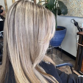 Entourage Salon - Dimensional, cool blonde with an extra pop around the face! - Hair Salons Near Me - Carlsbad, California