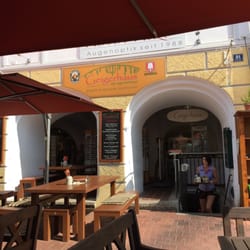 Geigerhaus - Der Eingang in das Kellerlokal - man kann bei gutem Wetter aber auch draußen sitzen
