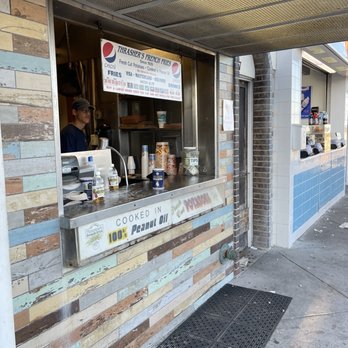 Thrasher's French Fries - a man behind the counter - Fast Food Near Me - Rehoboth Beach, Delaware