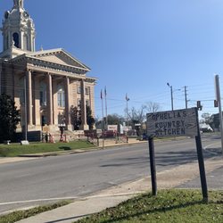 Country Kitchen - Sign, courthouse across the street, for orientation.