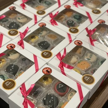 Oioi Sweets - Halloween macaron box - Macarons Near Me Oioi Sweets - Halloween macaron box - Macarons Near Me