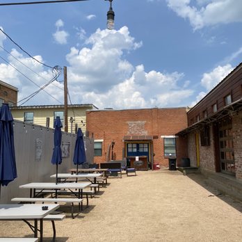 Doc’s Icehouse - empty tables and umbrellas - Sports Bars Near Me - Franklin, Texas Doc’s Icehouse - empty tables and umbrellas - Sports Bars Near Me - Franklin, Texas