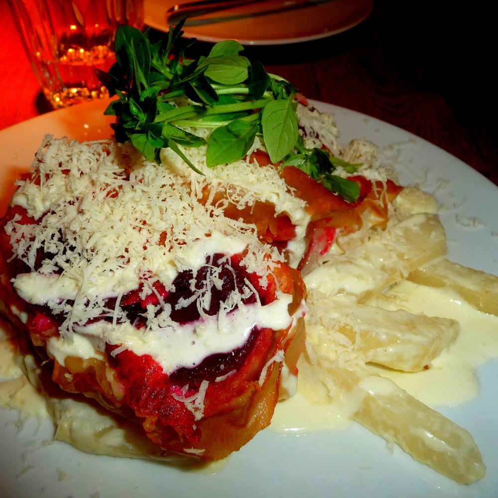 Ulrich - Red beet strudel and horse radish - Cafes Near Me - Vienna, 9 Ulrich - Red beet strudel and horse radish - Cafes Near Me - Vienna, 9