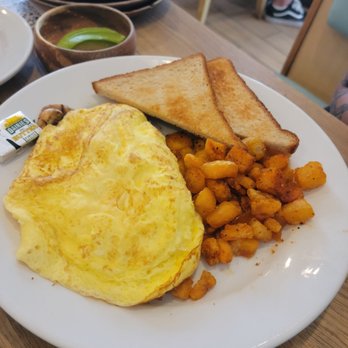 Aloha Kitchen - Green omelete - Breakfast & Brunch Near Me - Honolulu, Hawaii Aloha Kitchen - Green omelete - Breakfast & Brunch Near Me - Honolulu, Hawaii