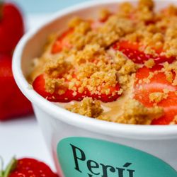 Perú Vibes N’ Bites - Torta de vainilla con fresas y manjar de olla