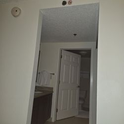 Residence Inn Philadelphia Conshohocken - Bathtub, shower, & toilet room.