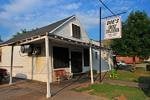 Doe's Eat Place by null