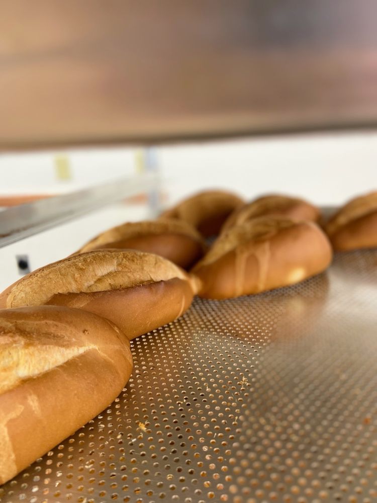 Panaderia y Pasteleria La Estrella Logo