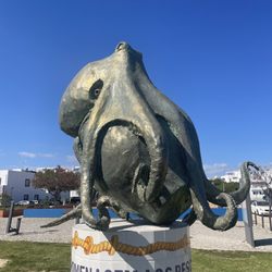 Polvo & Companhia Restaurante - Local polvo statue