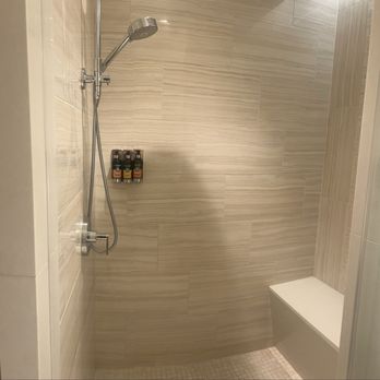 Pechanga Resort Casino - Water heats up quick & shower bench doesn't get wet if you leave shower heads alone. 8/24/25 - Casinos Near Me - Temecula, California