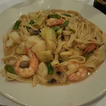 Tiramisu - Scampi Capesante; Artichoke Hearts, Asparagus, Shrimp, Mushrooms and Scallops served with a white wine sauce over Fettuccine. - Italian Near Me - Quincy, Illinois